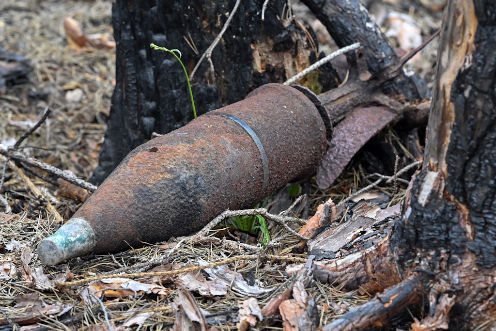 Eine rostige russische Panzergranate aus DDR-Zeiten liegt auf einem ehemaligen Truppenübungsplatz in der Lieberoser Heide