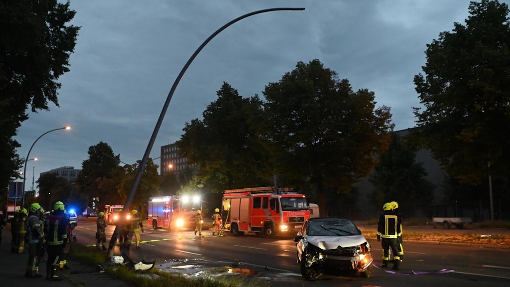 Der Unfall Auto gegen Laterne ging für beide nicht gut aus.