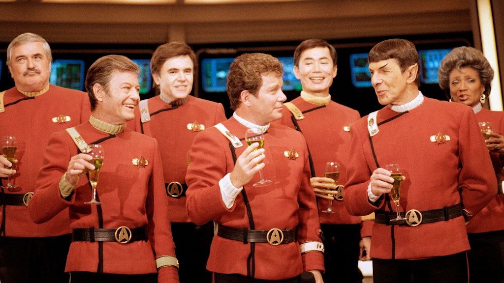 Die Crew von Raumschiff Enterprise mit Nichelle Nichols hinten rechts.