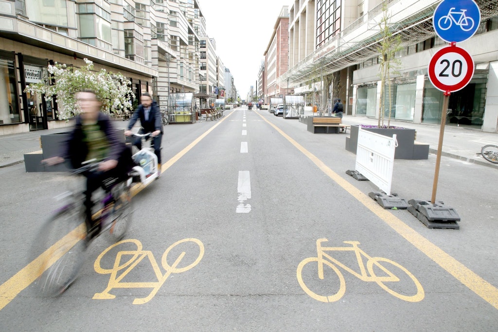 Radfahrer fahren durch die teilweise für den Autoverkehr gesperrte Friedrichstraße im Bezirk Berlin-Mitte. Es ist ein wohl gescheitertes Prestigeprojekt des Berliner Senats.