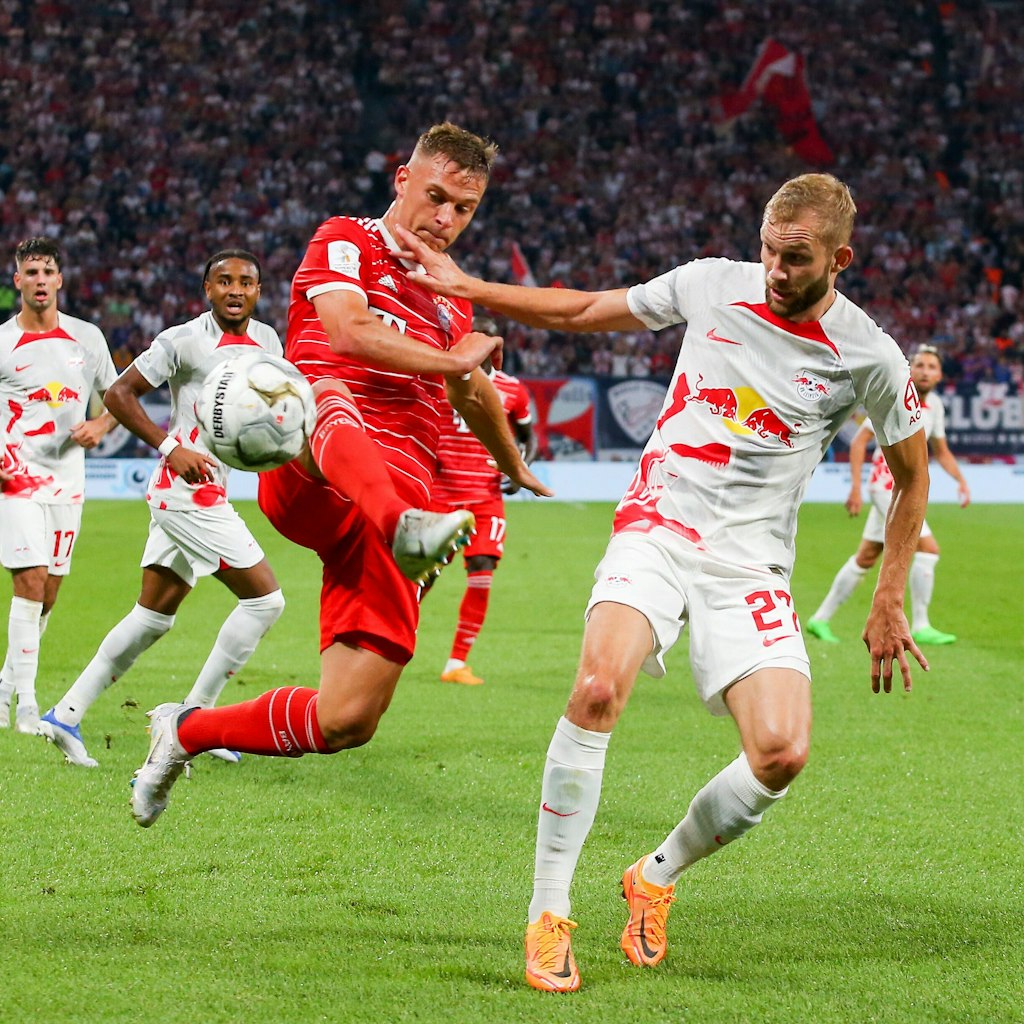 Leipzigs Konrad Laimer (r.) wird in dieser Saison eher nicht mehr Kollege von Bayerns Joshua Kimmich.