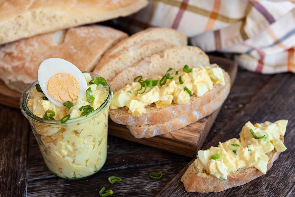 Eiersalat schmeckt lecker, ist mit diesem Rezept schnell zubereitet - und ist perfekt für die Brotzeit.