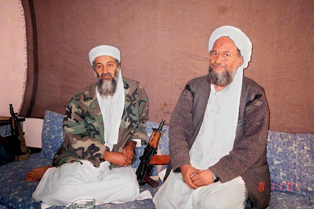 Das Foto zeigt Aiman al-Sawahiri (r.) neben Osama bin Laden. Es wurde zwei Monate nach dem grauenvollen Terror des 11. September 2001 irgendwo in Afghanistan aufgenommen.