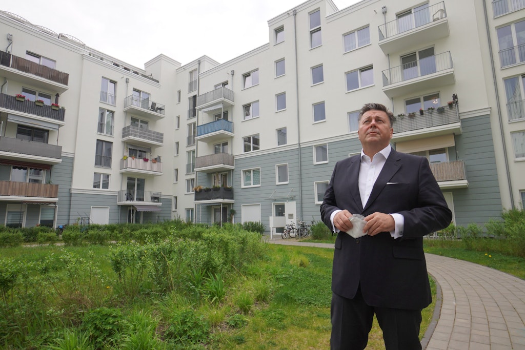 Bausenator Andreas Geisel besichtigt ein Wohnprojekt von Stadt und Land in Hellersdorf. Sein neuester Vorschlag: Landeseigene Wohnungsunternehmen sollten auch Eigentumswohnungen bauen.