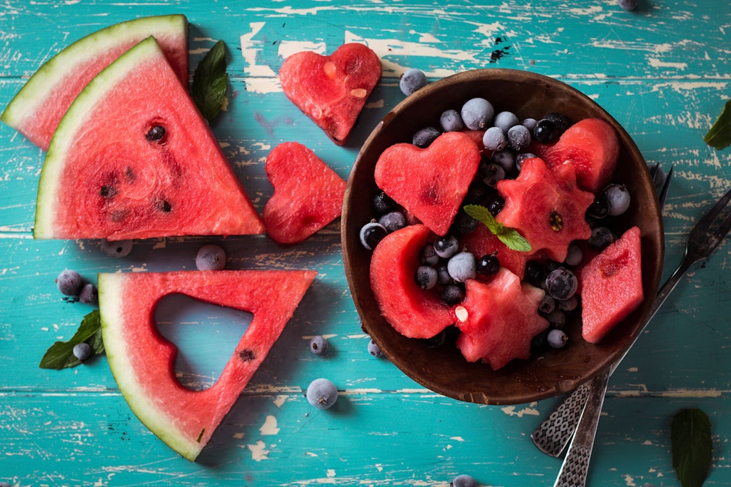 A quick, refreshing fruit salad for the middle: watermelon also goes well with wild berries, garnished with sliced cantaloupe.
