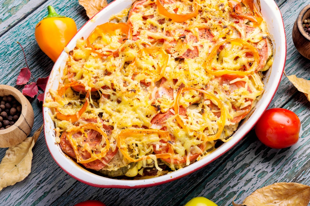Ein Auflauf geht immer. Warum nicht mal den klassischen Schinken-Nudel-Auflauf mit einer Zucchini verfeinern.