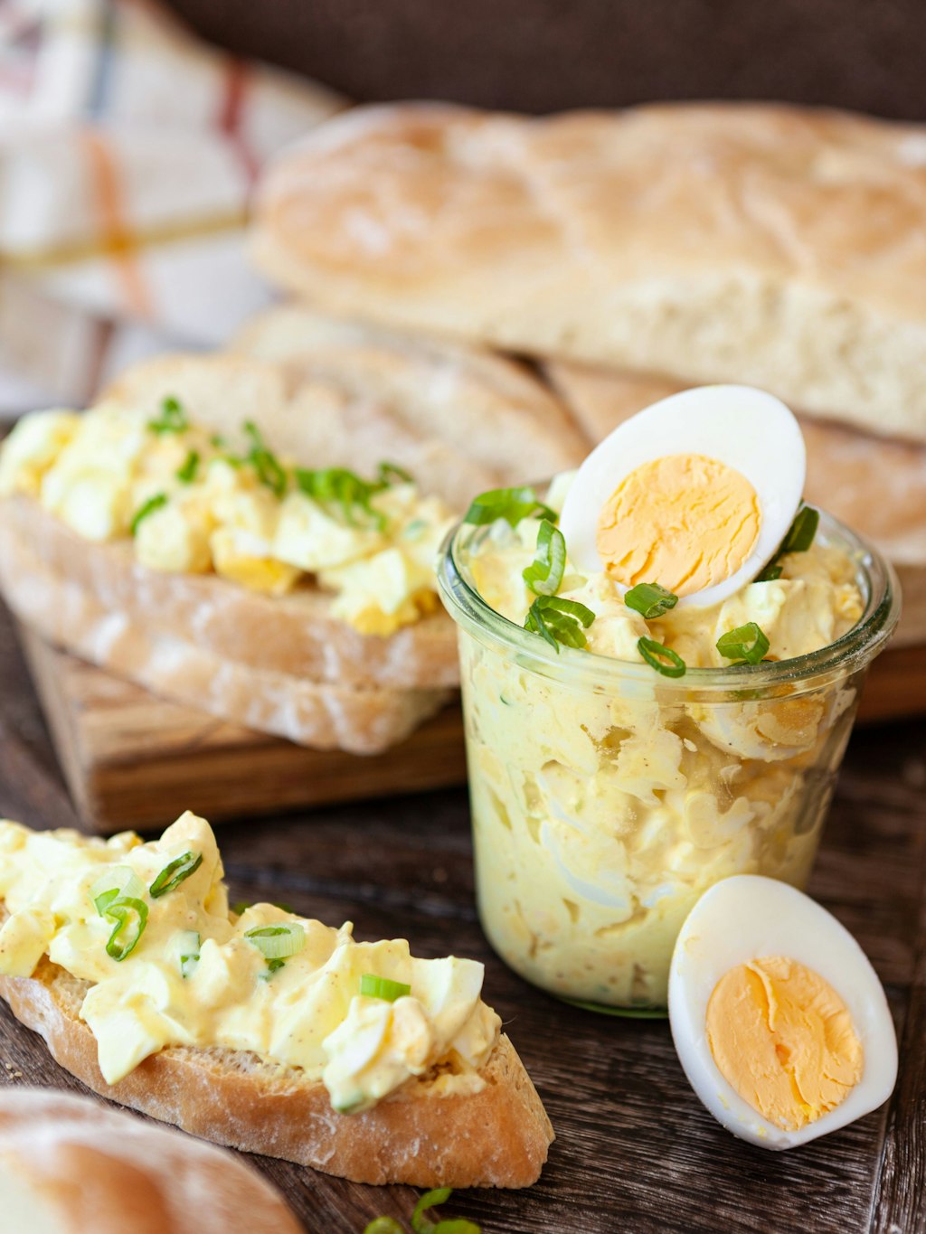 Der Eiersalat wird mit frischen Kräutern verfeinert, aber das Rezept kann auch variiert werden.