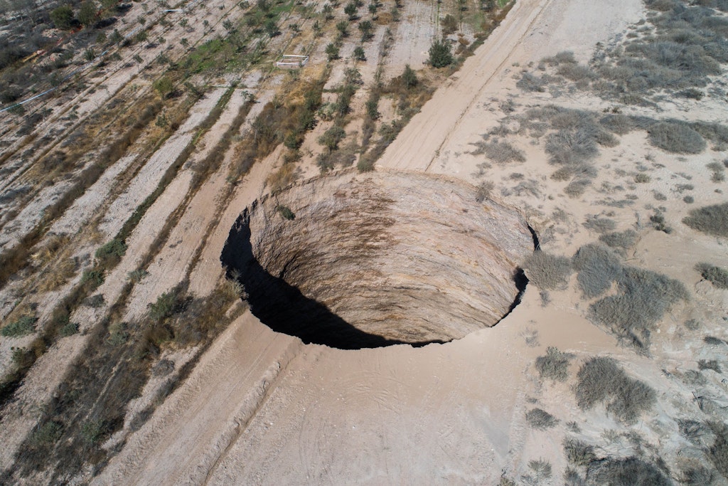 Chile: Ein großes Erdloch in der Nähe der Alcaparrosa-Mine. In einem Bergbaugebiet im Norden Chiles hat sich unvermittelt ein gewaltiges Loch aufgetan.