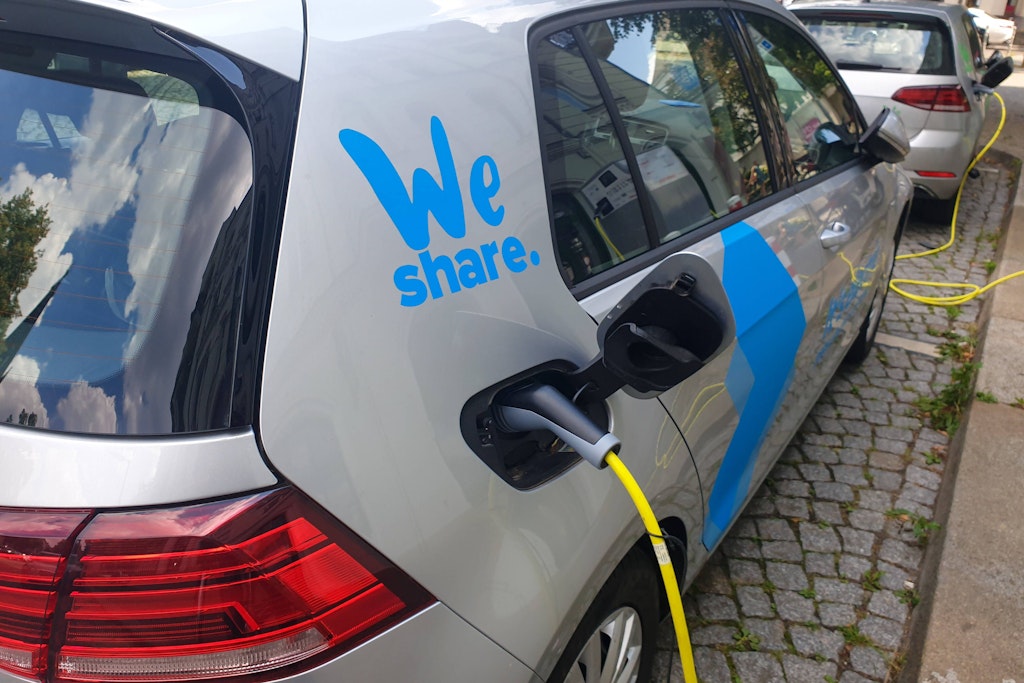 Elektrische Leih-Autos an der Strom-Tanke.