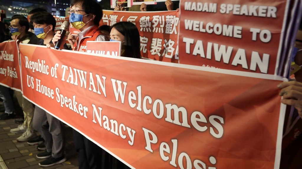 Taiwanesen begrüßten Nancy Pelosi mit Spruchbändern, trugen dabei Mundschutz in den Farben der Ukraine. Ein Zeichen, dass sie sich von China so bedroht sehen wie die Ukraine von Russland. Es gab aber auch Protest gegen den Besuch.