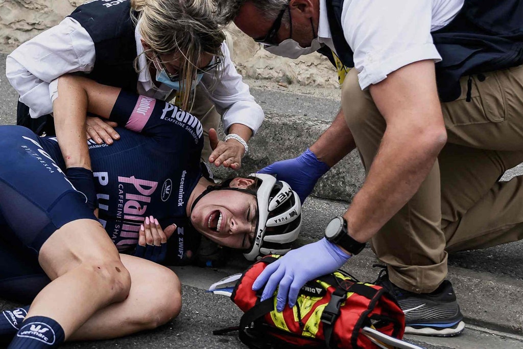 Laura Süßemilch liegt nach ihrem furchtbaren Sturz bei der Tour de France der Frauen mit Schmerzen am Straßenrand.