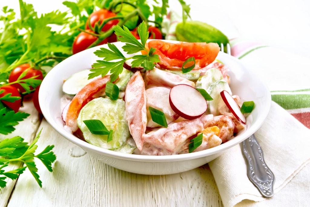 Leckerer Schlank-Salat mit Radieschen, Gurken, Paprika und Joghurt-Dressing: Dieses Rezept ist herrlich frisch und hilft beim Abnehmen!