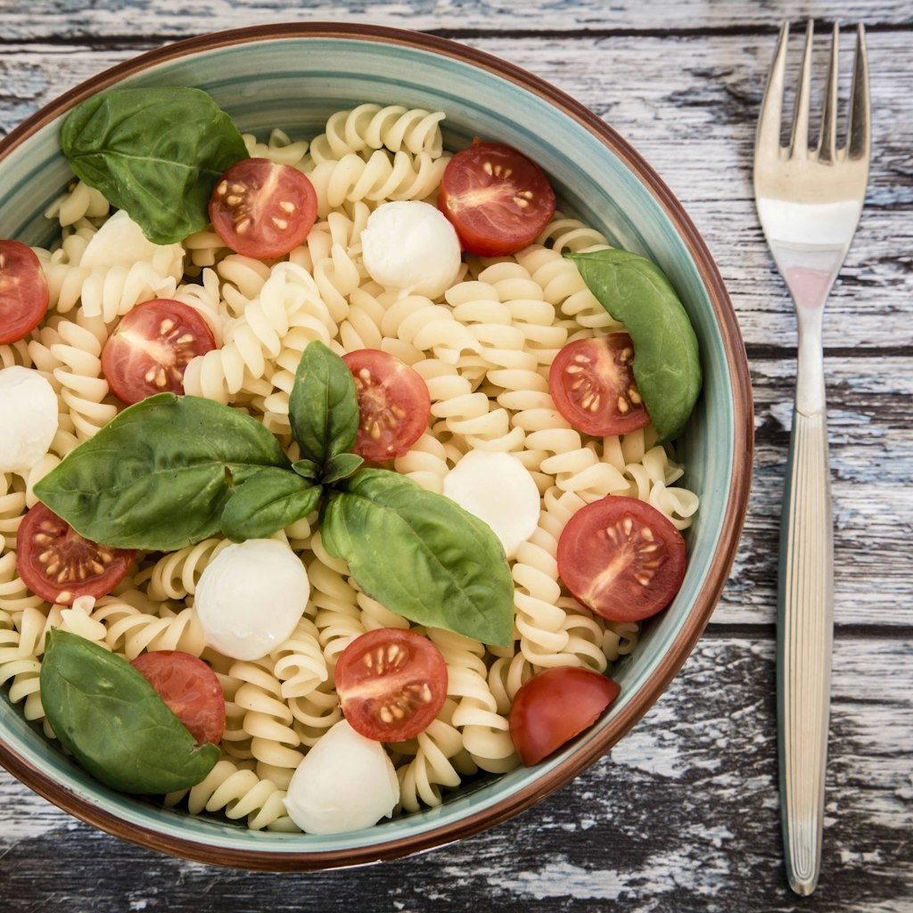 Der Salat setzt auf ein leichtes Dressing mit Olivenöl und Balsamico - vor allem im Sommer ein Genuss.