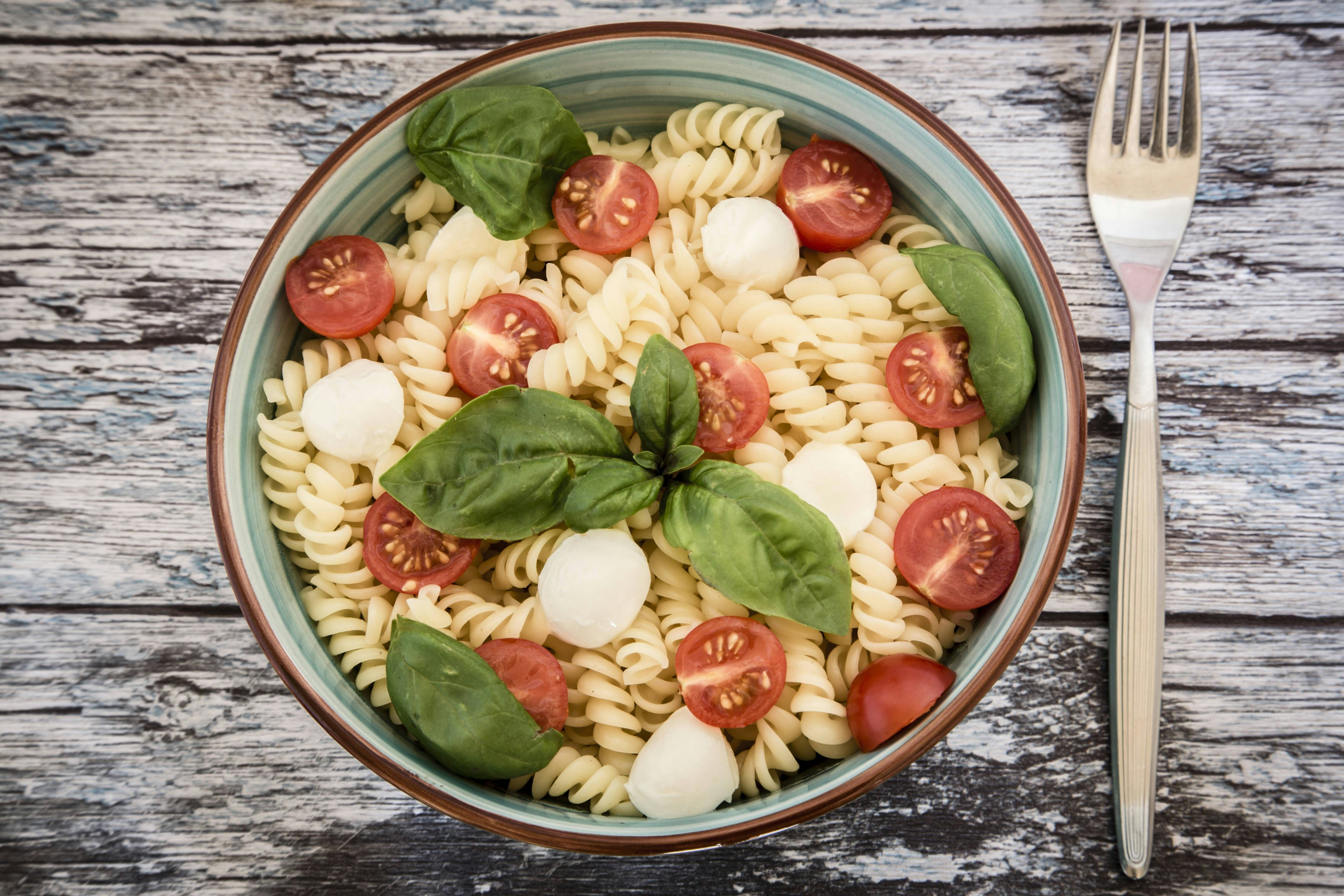 Blitzschnell gemacht und superlecker: Rezept für Nudelsalat Caprese ...