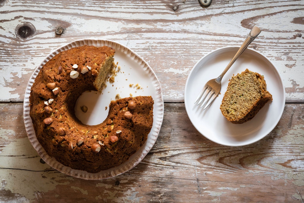Ein leckerer, saftiger Nusskuchen. Die geheime Zutat, die ihn schön saftig macht: Zucchini
