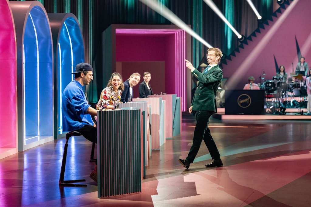 Fahri Yardim, Nilam Farooq, Olli Schulz und Moderator Joko Winterscheidt in der ProSieben-Show „Wer stiehlt mir die Show?“.