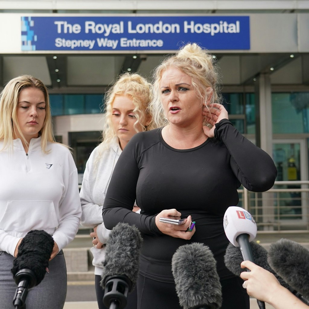 Hollie Dance (r), die Mutter des unheilbar kranken Archie, spricht vor dem Royal London Hospital in Whitechapel mit Journalisten. Trotz Niederlagen in allen Instanzen der britischen Justiz wollen die Eltern des unheilbar kranken Archie die Einstellung der lebenserhaltenden Maßnahmen nicht akzeptieren.