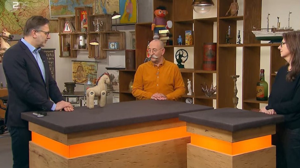 Selten und gut erhalten. Das treibt den Preis des alten Spielzeugpferdes bei „Bares für Rares“ nach oben. Bei der Expertise schauen sich Detlef Kümmel und Horst Lichter das Spielzeug an.
