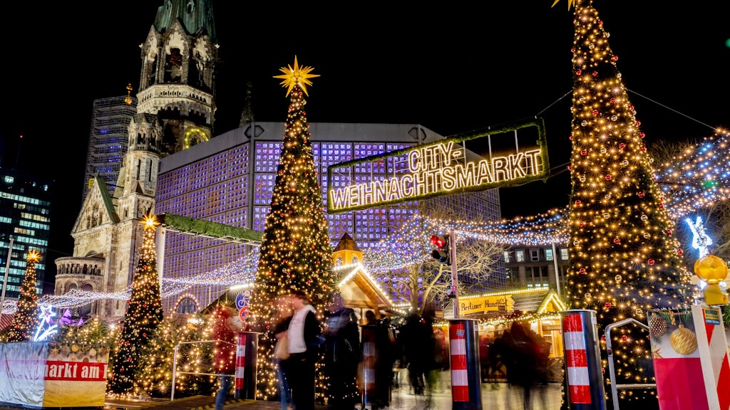 Der Lichterglanz darf nicht fehlen, das gilt auch für den Weihnachtsmarkt am Breitscheidplatz.