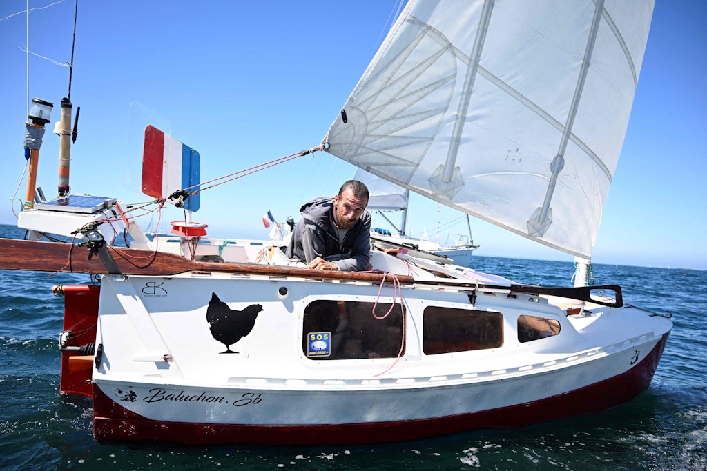 Yann Quénet auf seinem Boot, das weniger als 4000 Euro gekostet hat