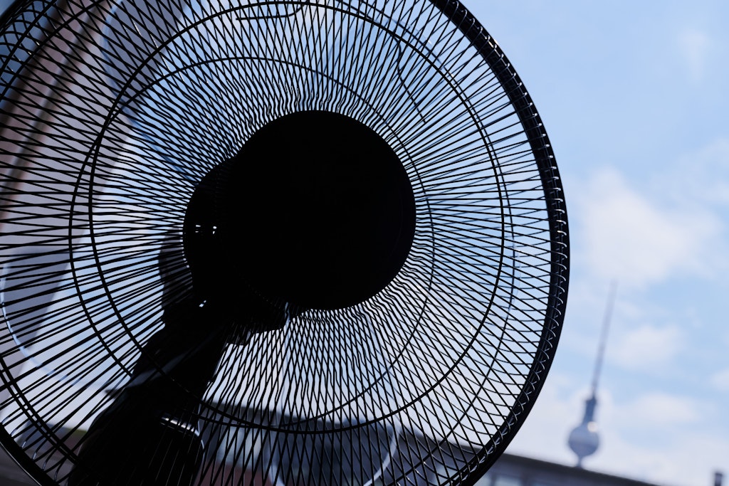 In einer Wohnung läuft der Ventilator vor dem Fenster in der Nähe des Berliner Fernsehturmes.