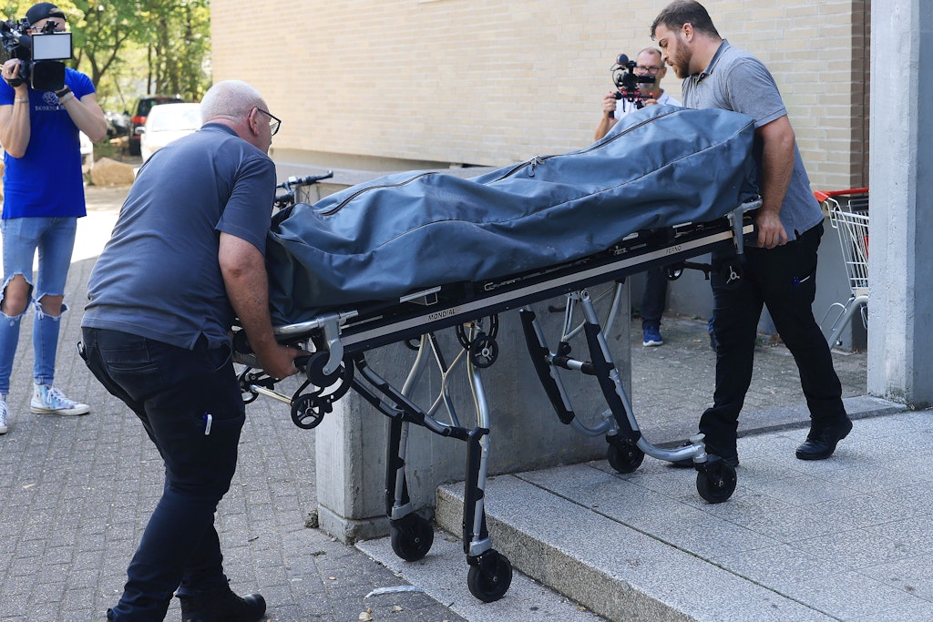 Köln: Mitarbeiter eines Bestattungsunternehmens transportieren vor einem Hochhaus einen Leichnam ab. Bei der Zwangsräumung einer Wohnung in Köln hat die Polizei einen Mann erschossen.