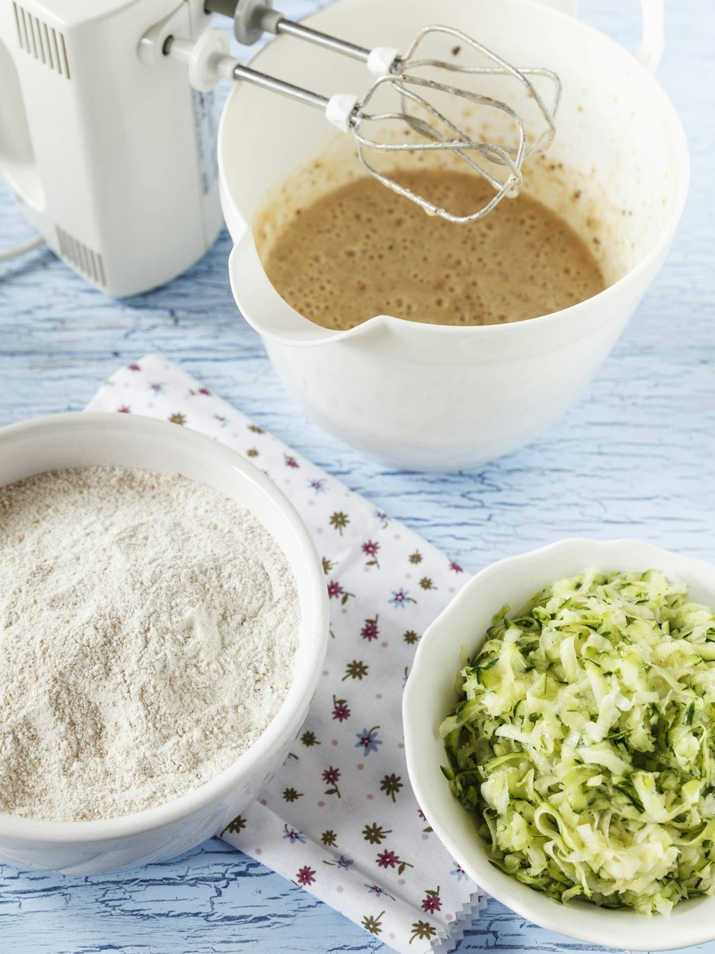 Die geraspelten Zucchini machen den Nusskuchen schön saftig.