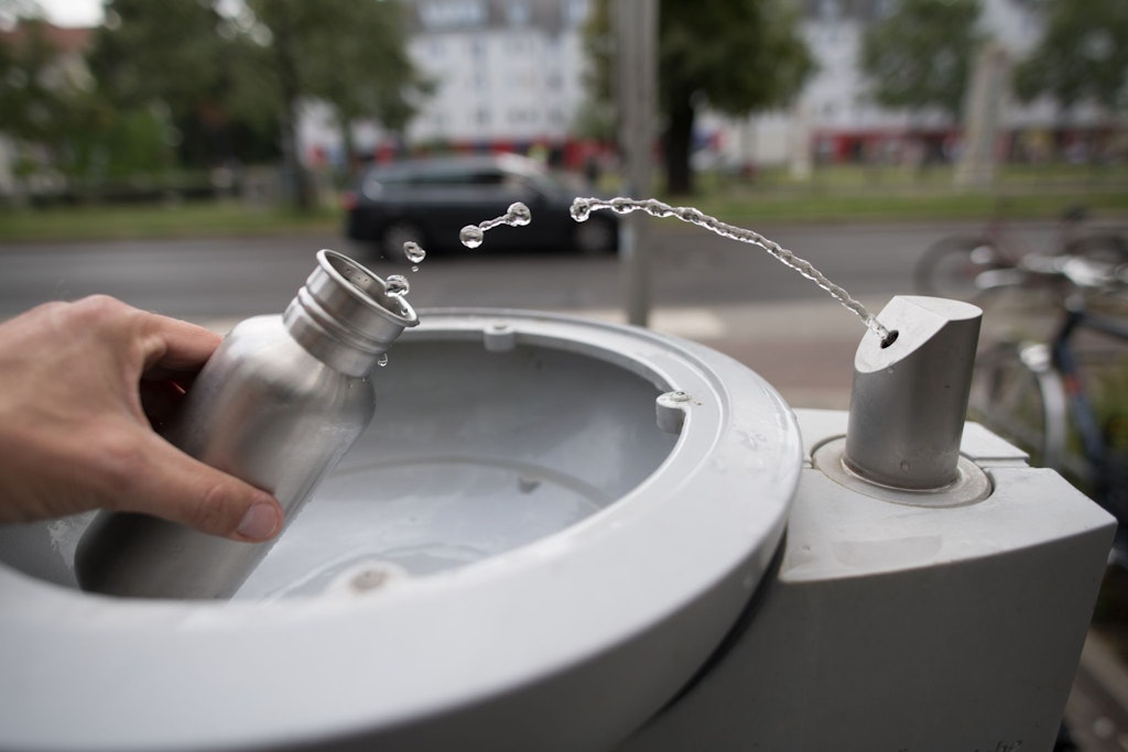 Ein öffentlicher Trinkbrunnen in Berlin: Der Initiative Refill Deutschland haben sich auch zahlreiche Geschäfte angeschlossen.