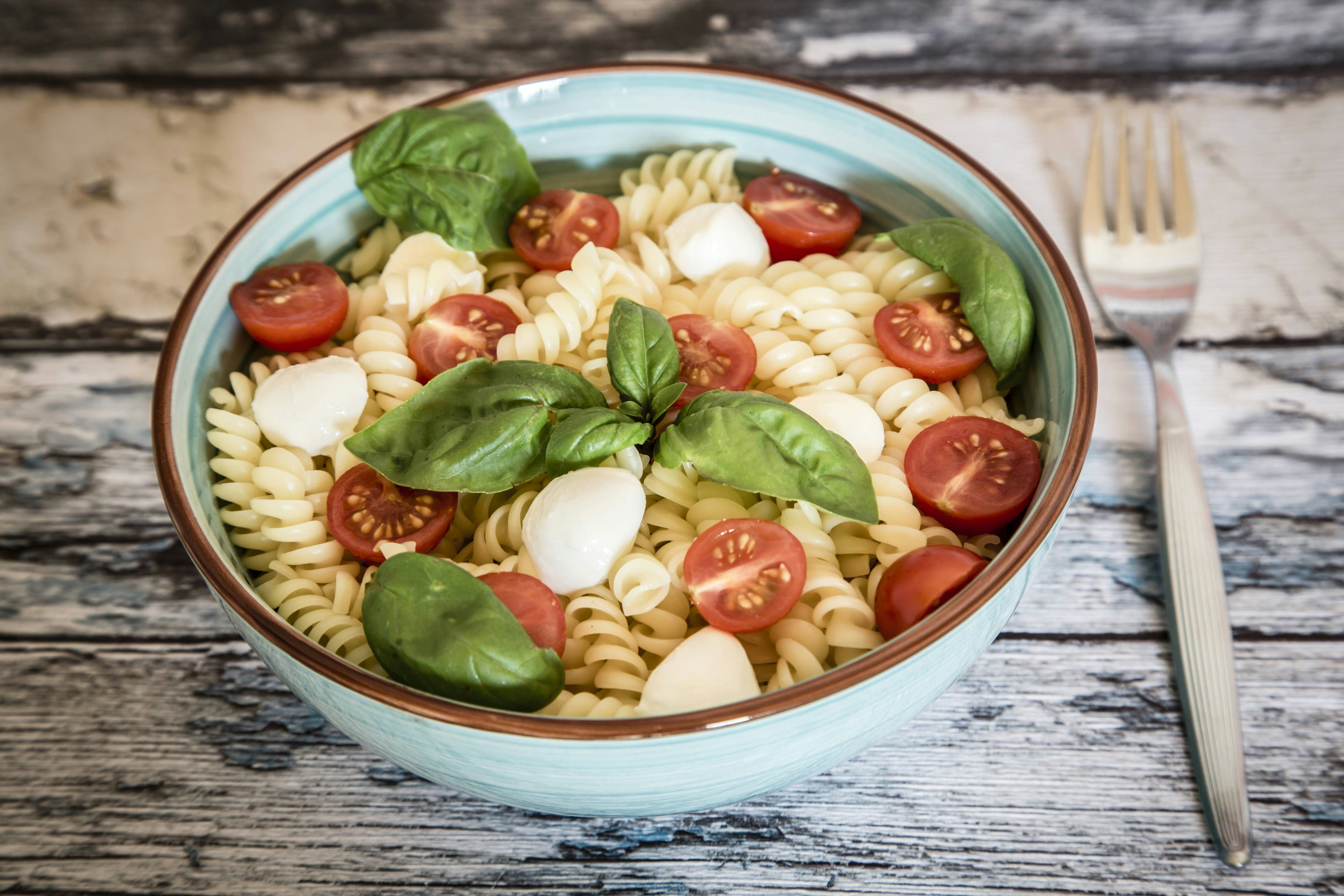 Blitzschnell gemacht und superlecker: Rezept für Nudelsalat Caprese ...