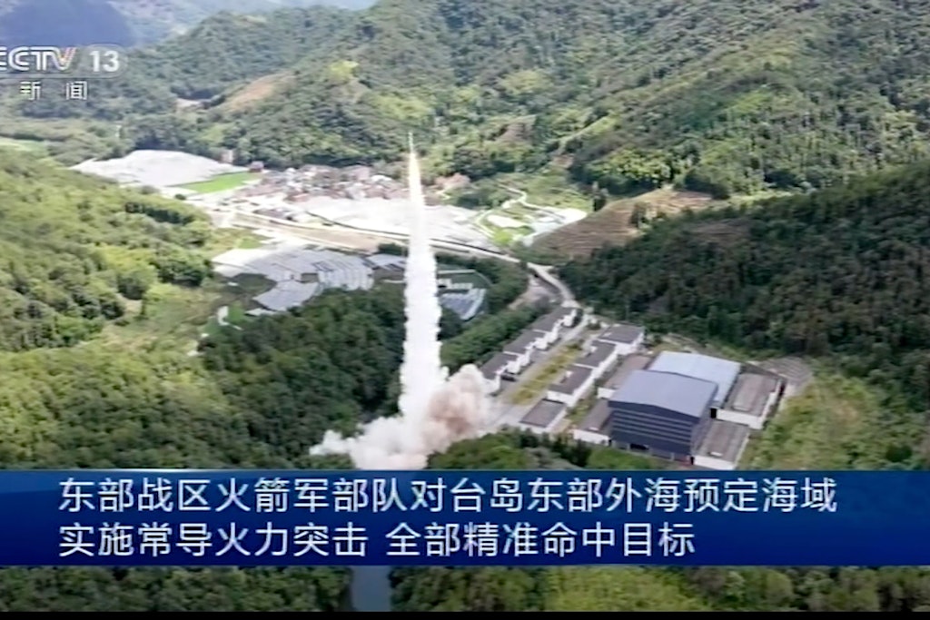 Auf chinesischen Fernsehkanälen wurde das Abfeuern von Raketen gezeigt.
