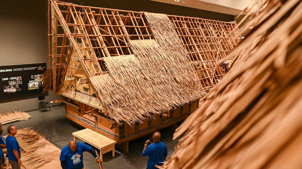 Das Dach des „kleinen Feuersitzhauses“ wird bald fertig gedeckt sein. Stünde das Haus in Palau, würde das Palmblatt-Dach etwa zehn Jahre halten.