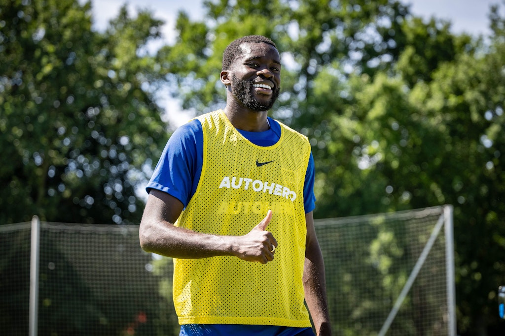 Daumen hoch! Herthas neuer Stürmer Wilfried Kanga ist für das Derby bereit.