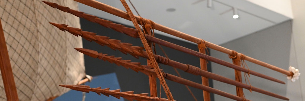 Die Vorstellung der Südseeromantik leidet bei diesem Bild: Holzspeere der Leibwache des Häuptlings, bei Stammeskriegen in Fidschi einstmals notwendig.