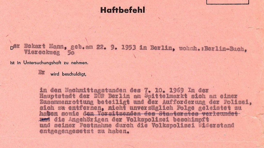 Den Haftbefehl ihres Bruders besitzt Angelika Mann immer noch.