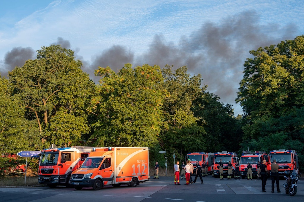 Im Berliner Grunewald ist nach einer unbeabsichtigten Explosion auf dem dortigen Sprengplatz ein Feuer ausgebrochen und hat den angrenzenden Wald in Brand gesetzt. Die Avus bleibt mindestens bis Freitagmorgen gesperrt.