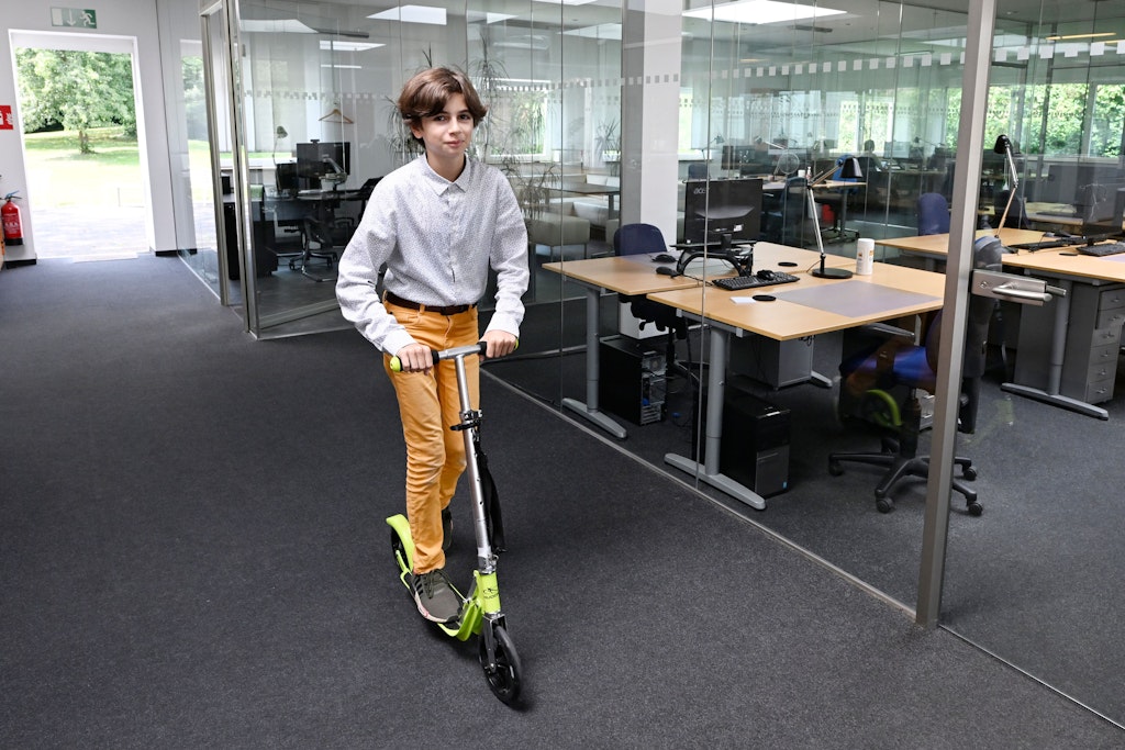 Der höchstbegabte Ruben Charara fährt Roller in der Firma aievas AG. Der Junge hat mit 12 Jahren schon sein Abitur gemacht und programmiert dort Computer.