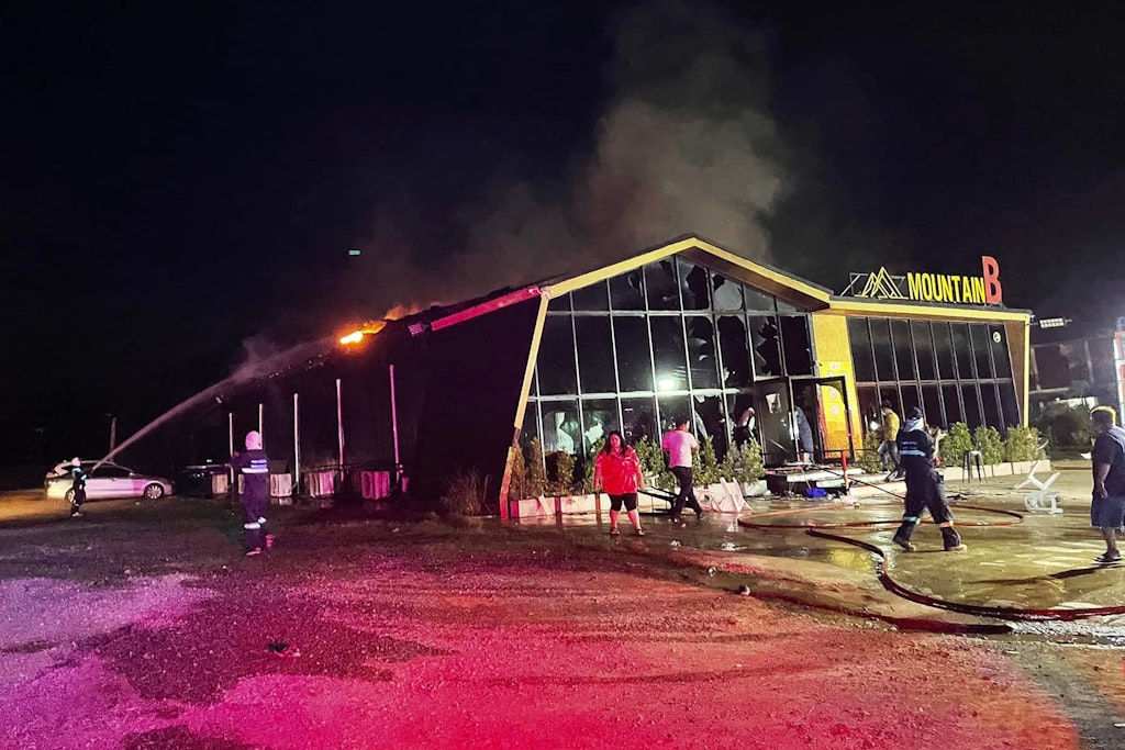 Die Feuerwehr am Nachtclub „Mountain B“.