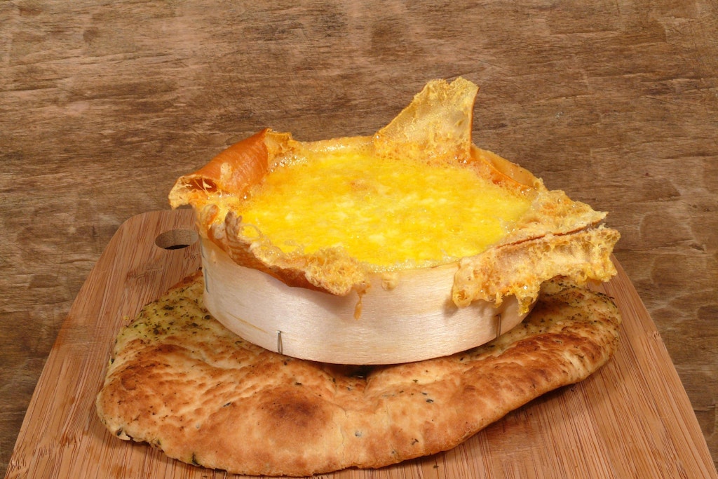 Ofenkäse ist superlecker - und der leckere warme Snack zum Abendessen. Das Rezept ist in 15 Minuten fertig.