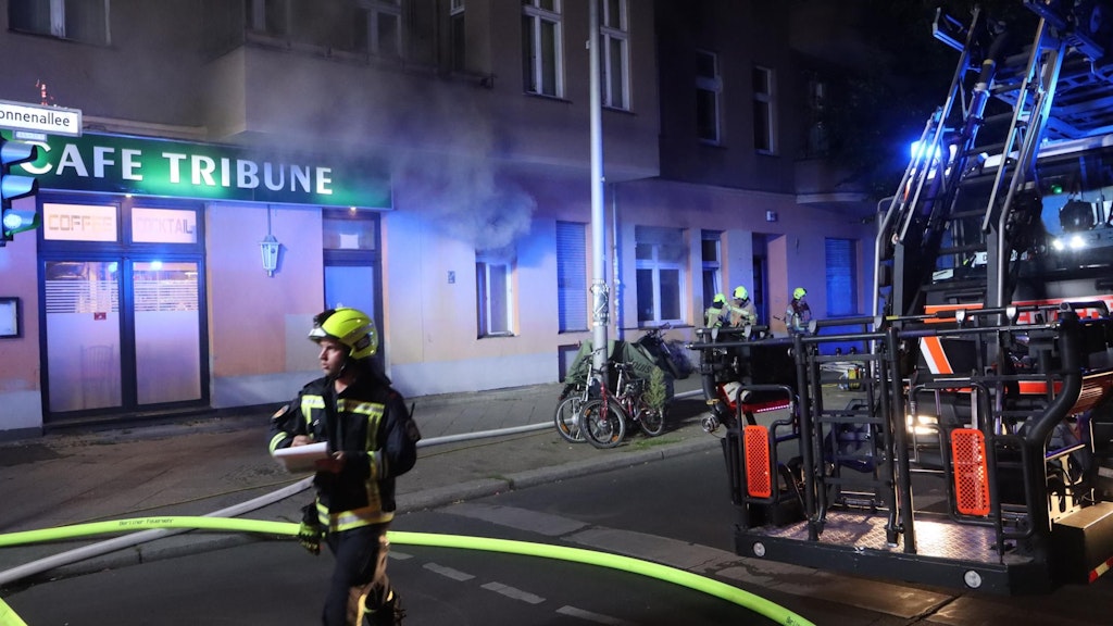 Feuerwehr am Einsatzort in der Sonnenallee.