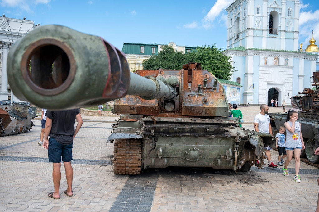 Eine ähnliche Ausstellung von zerstörtem russischen Kriegsgerät, wie hier in Kiew im Juli, wollten Ausstellungsmacher auch in Berlin organisieren. Das Bezirksamt sagte „Njet“.