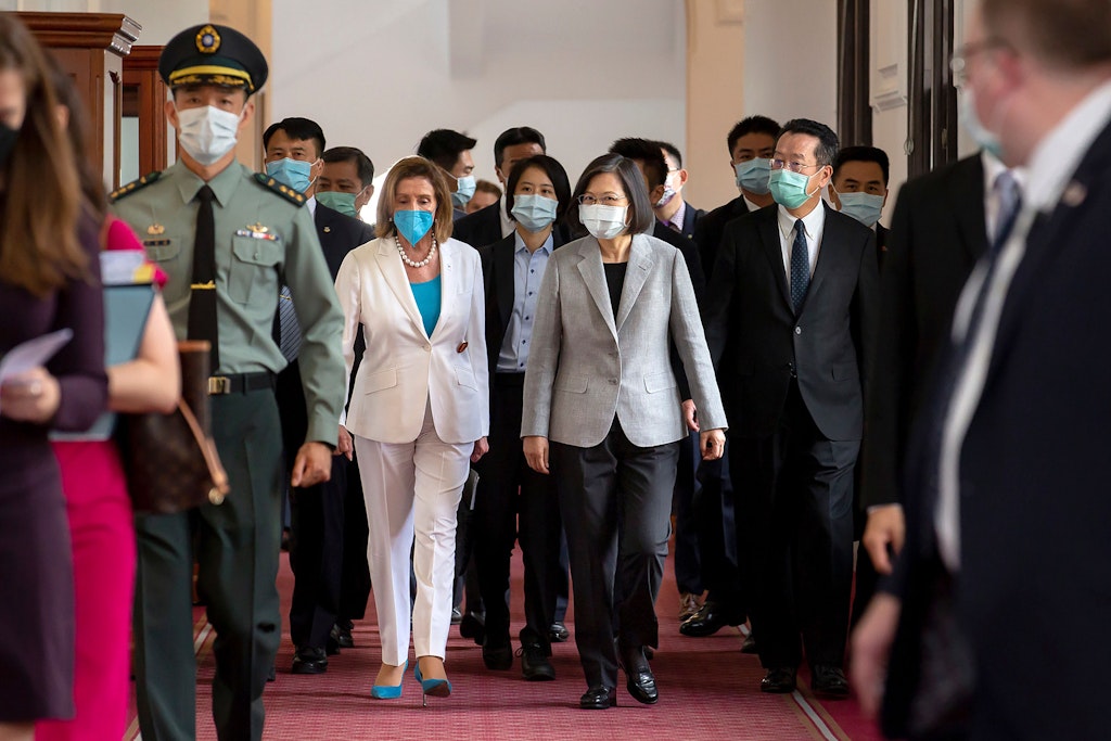US-Parlamentssprecherin Nancy Pelosi in der Mittel links neben Taiwans Präsidentin Tsai Ing-wen