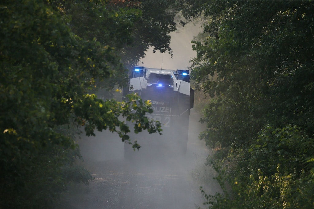 Ein Wasserwerfer der Polizei fährt zur Unterstützung der Löscharbeiten in den Grunewald.