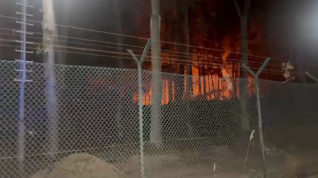 Feuer und Rauch sind am Sprengplatz im Berliner Grunewald zu sehen.
