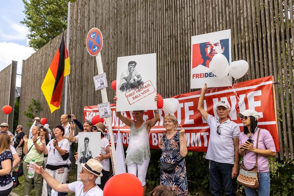 Querdenker fordern die Freilassung ihres Anführers Michael Ballweg. Dieser sitzt in der Justizvollzugsanstalt Stuttgart-Stammheim. Vorwurf gegen den 47jährigen: Geldwäsche und Betrug.