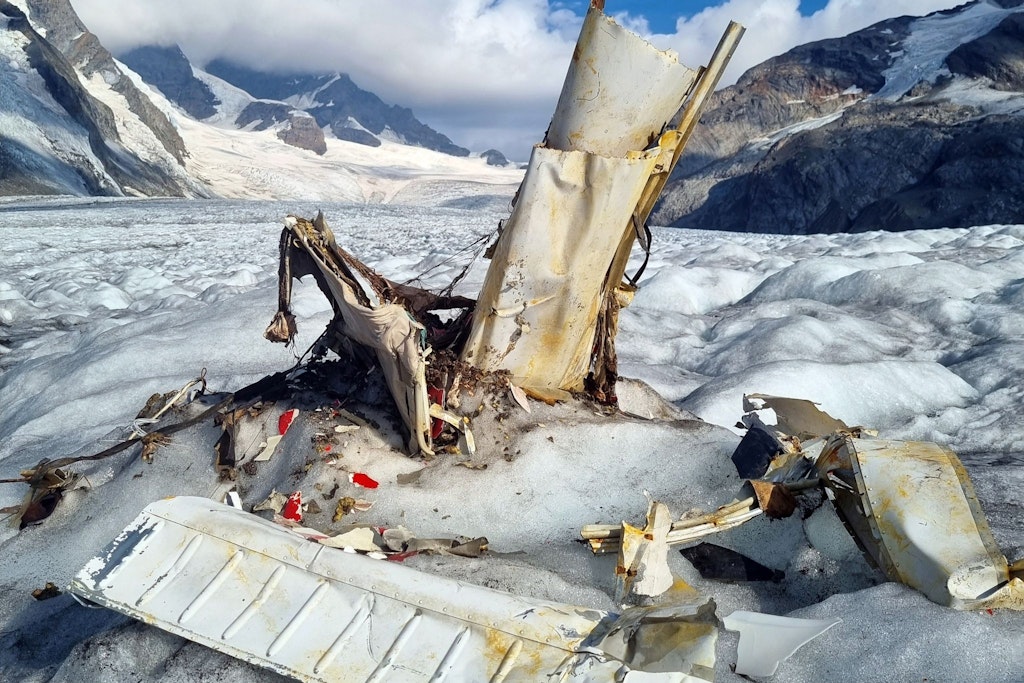 Trümmer eines 1968 abgestürzten Kleinflugzeugs auf dem schmelzenden Aletschgletscher in den Walliser Alpen.