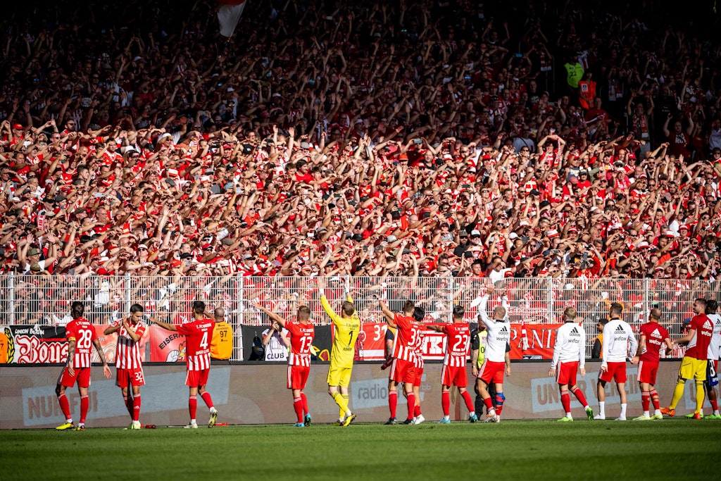Stimmung an der Alten Försterei nach dem Derbysieg des 1. FC Union.