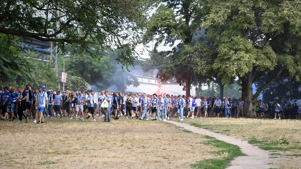 Auch bei Herthas Fans geht es nicht ohne Nebel am Treptower Park.