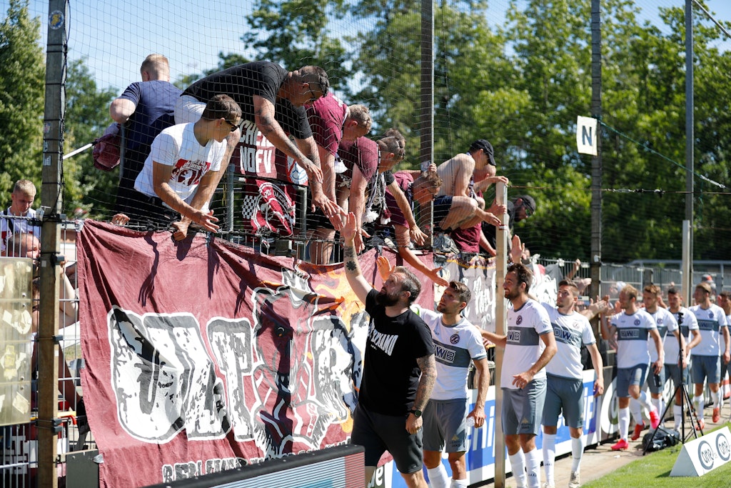 Jubel nach dem Spiel! Heiner Backhaus und seine Kicker klatschen die mitgereisten BFC-Fans ab.