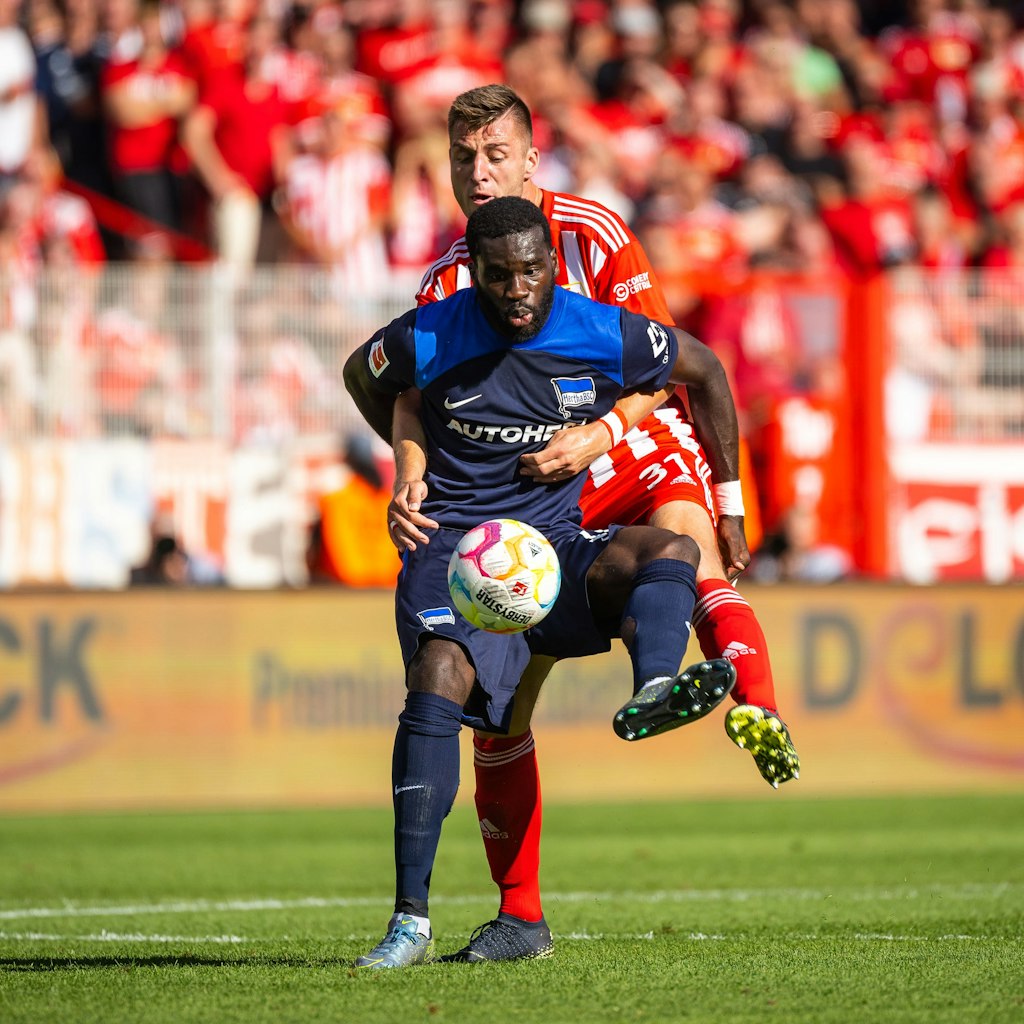 Unions Robin Knoche attackiert Wilfried Kanga. Doch Herthas neuer Stürmer bleibt am Ball.