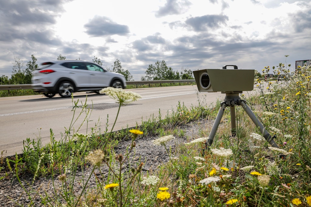 Ein Blitzer an der A9: Blitzer-Apps erkennen diese Geräte und warnen Autofahrer davor.
